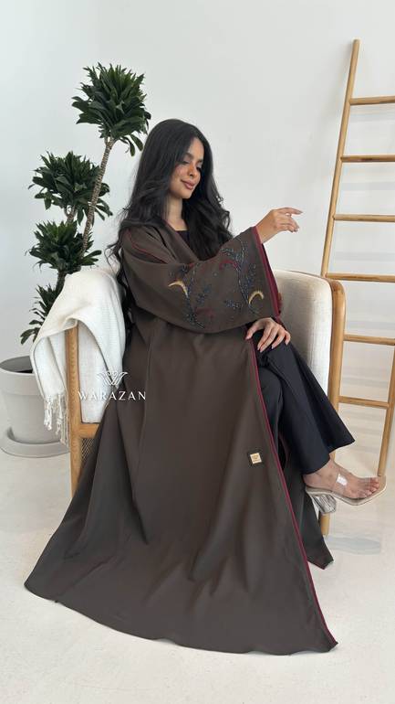عباية بنية بتطريز يدوي 