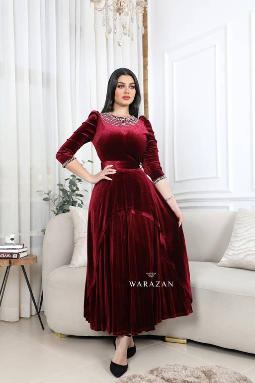 فستان مخمل بتطريز وكسرات
