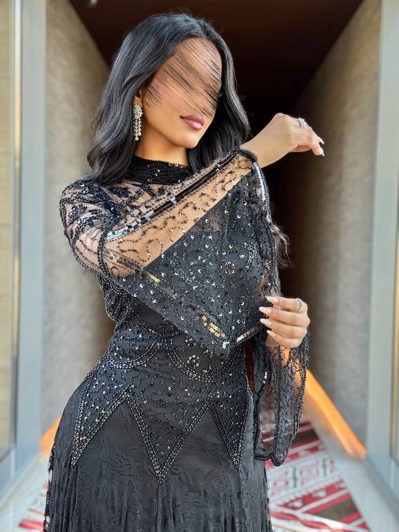 فستان سهرة ملكي بتفاصيل دانتيل فاخرة