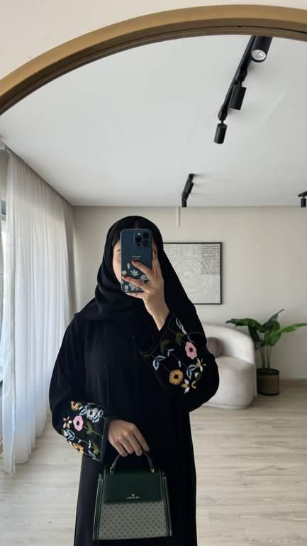 عباية برسم تشجيرة بتطريز يدوي 