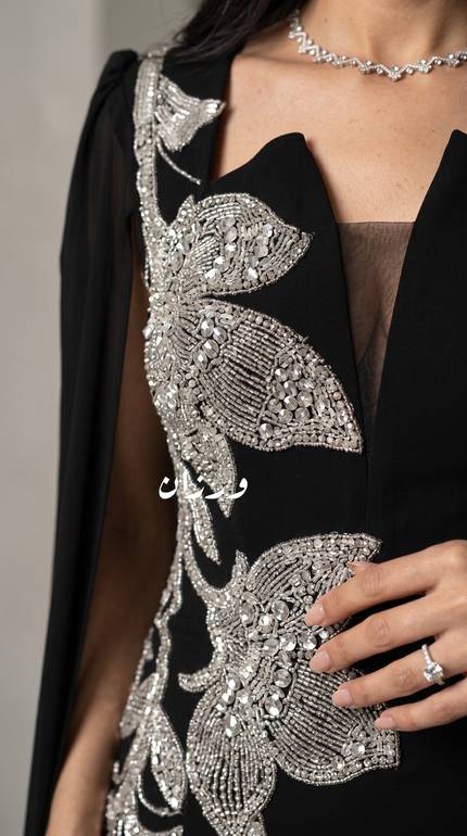 فستان سهرة أسود بكيب شيفون وتطريز خرز فضي
