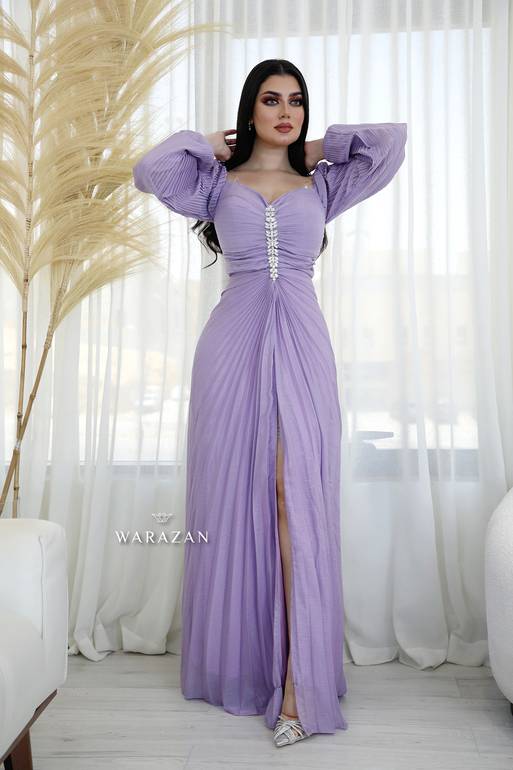 فستان سهرة بكسرات وخرز من الأمام