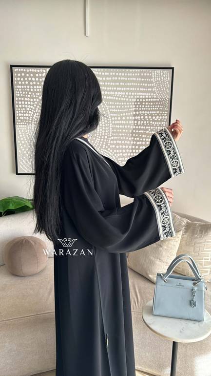 عباية سوداء بكلفة 