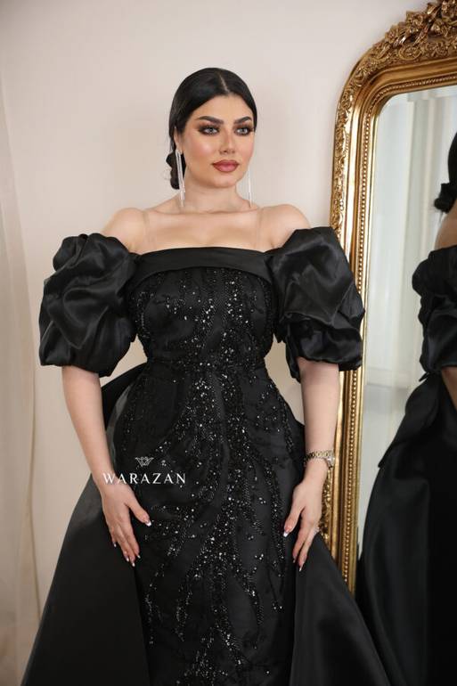 فستان سهرة اسود بتطريز وأكمام بف