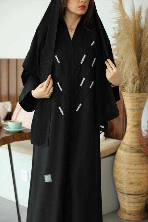 عباية كريب بتطريز أنيق
