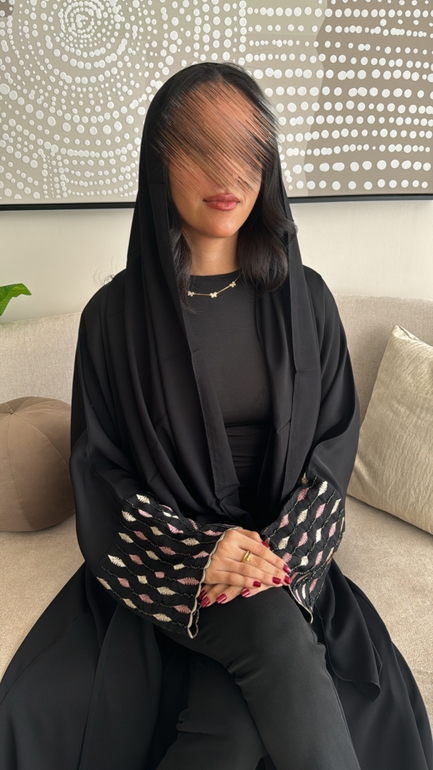 عباية سوداء للعيد بكم مشجر عملية ورسمية لأيام الدوام