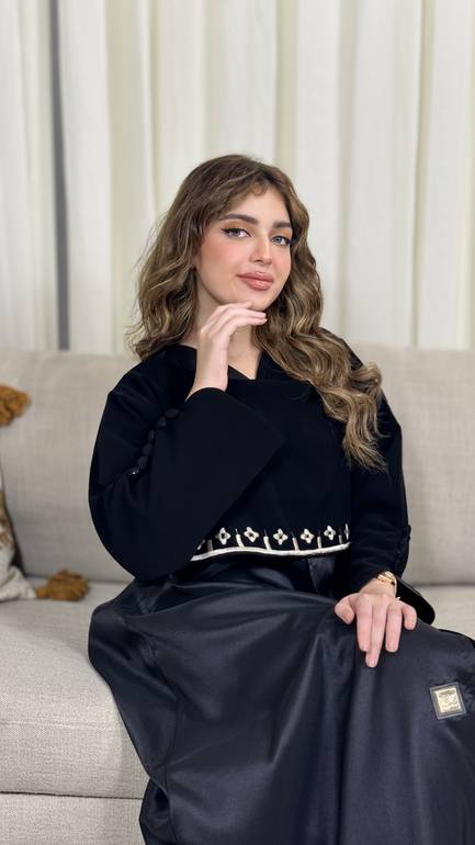 عباية بكسرة من الخصر بتطريز  