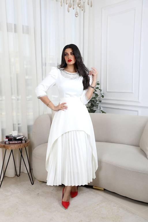 فستان سهرة طويل وناعم كسرات من الأمام