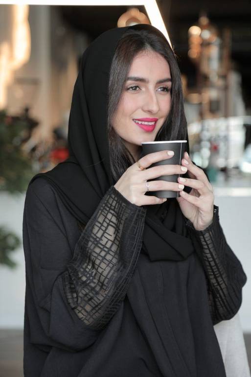 عباية بتصميم كم شفاف أنيقة