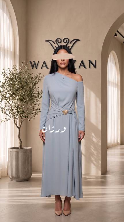 فستان بتصميم ناعم مزين بإبزيم ذهبي
