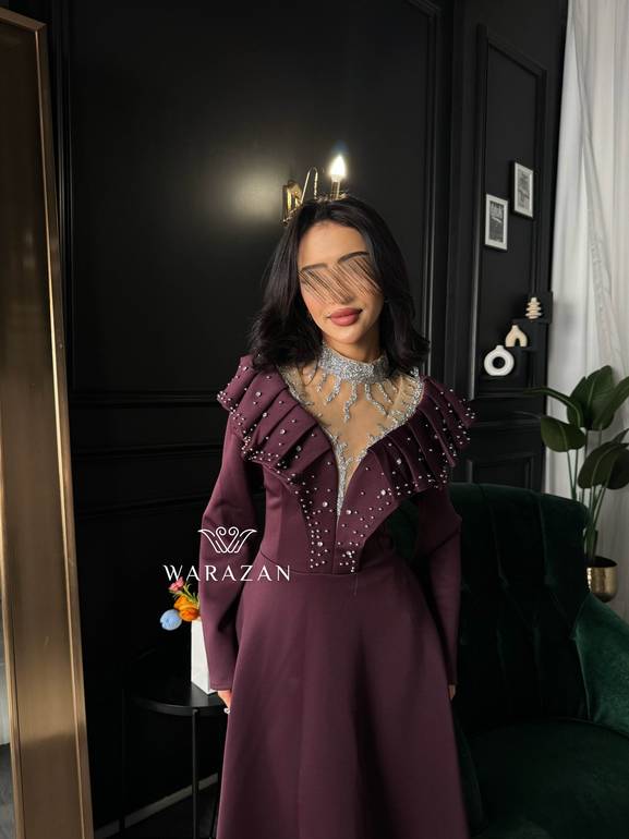 فستان سهرة ناعم مع تطريز يدوي بأكمام 
