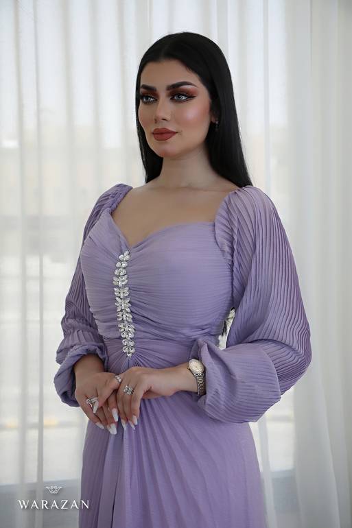 فستان سهرة بكسرات وخرز من الأمام