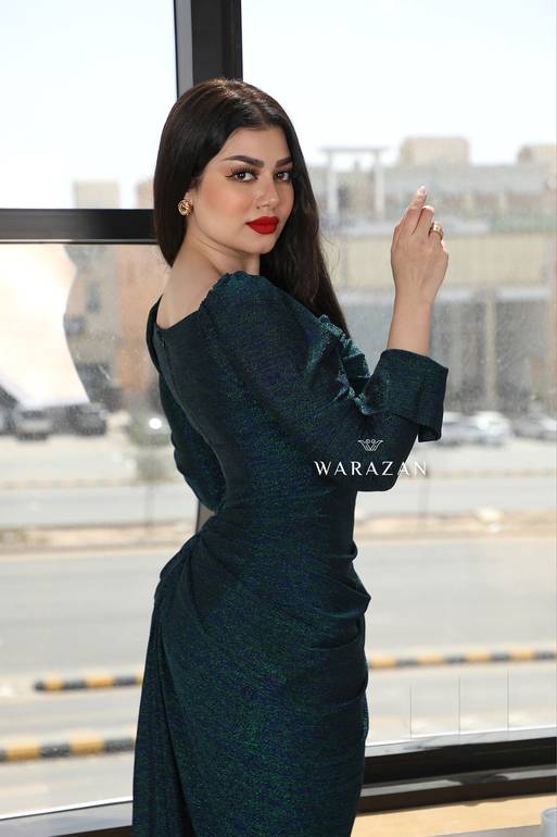 فستان سهرة ناعم ماسك جميل بقصة من الخصر