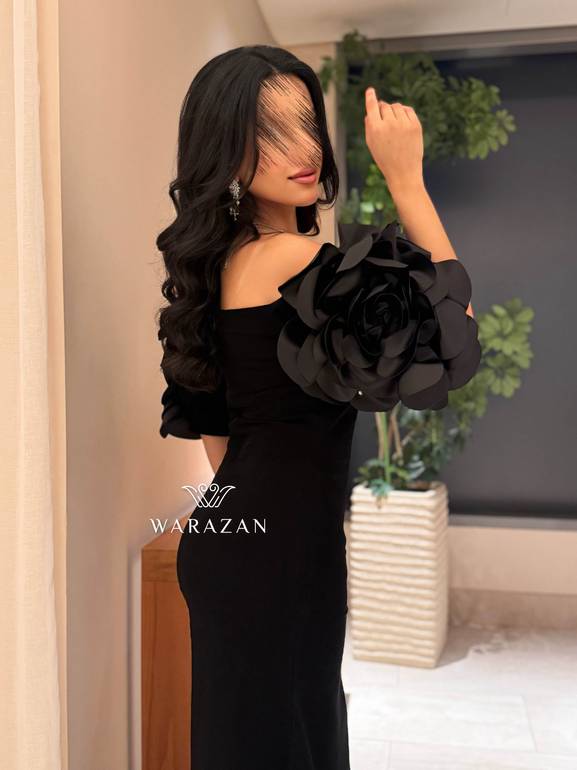 فستان سهرة بقصة ورد من الاكتاف