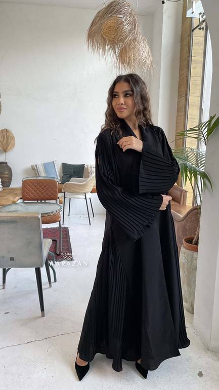 عباية رسمية للدوام بكسرات من الكم والجنب من قماش نيوكريب