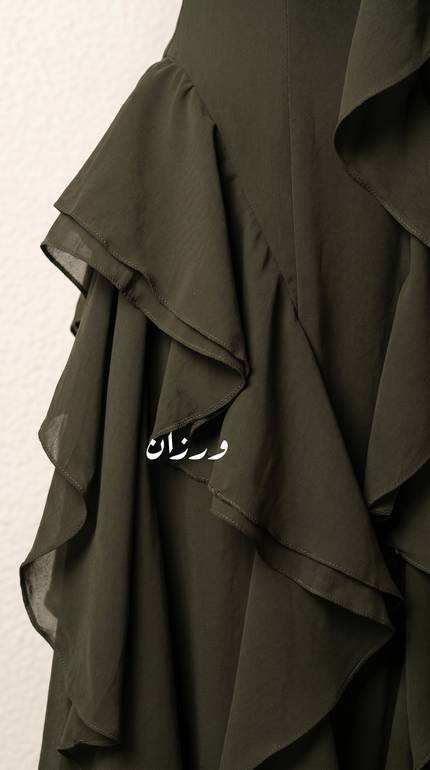 فستان ناعم بقصة من الكتف 