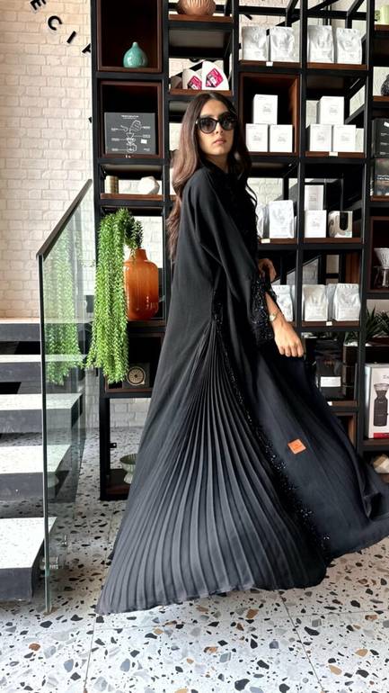 عباية فخمة مطرزة للمناسبات بتصميم مختلف
