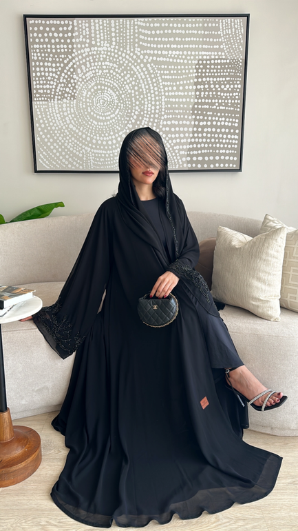 عباية راقية بتطريز شك من الاكمام