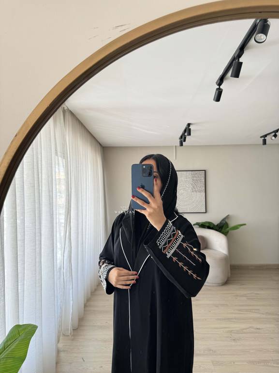 عباية  للعيد عملية مع أكمام بتطريز منقوش