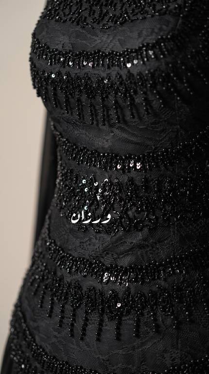 فستان سهرة أسود بكاب شيفون وتطريز فاخر