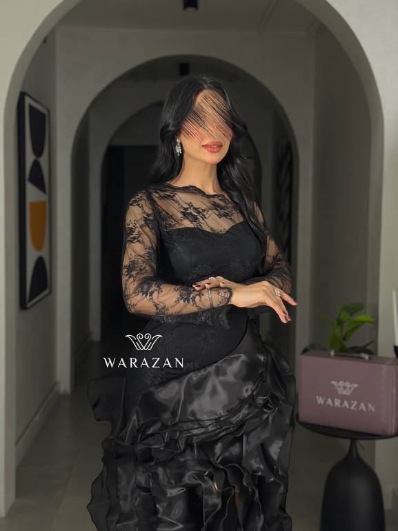 فستان سهرة أسود فاخر بأكمام دانتيل وتنورة كشكش