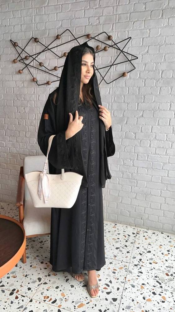 عباية ساترة عملية بتطريز اسود لأيام العيد والدوام