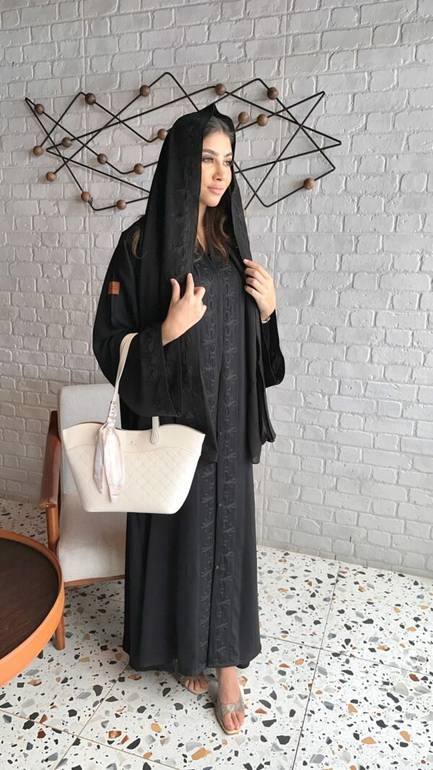 عباية ساترة عملية بتطريز اسود لأيام العيد والدوام