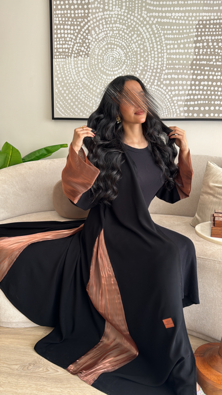 عباية سوداء بأكمام ملونة وكسرات من الجنب