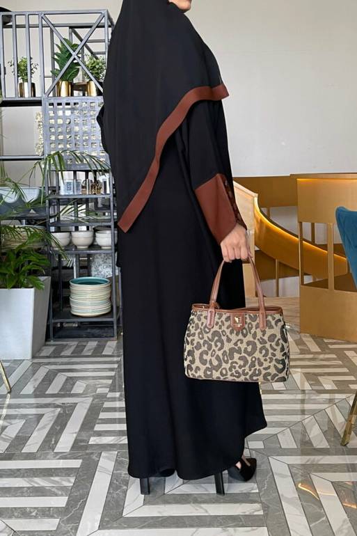عباية كريب عملية بأكمام جلدية ملونة للدوام
