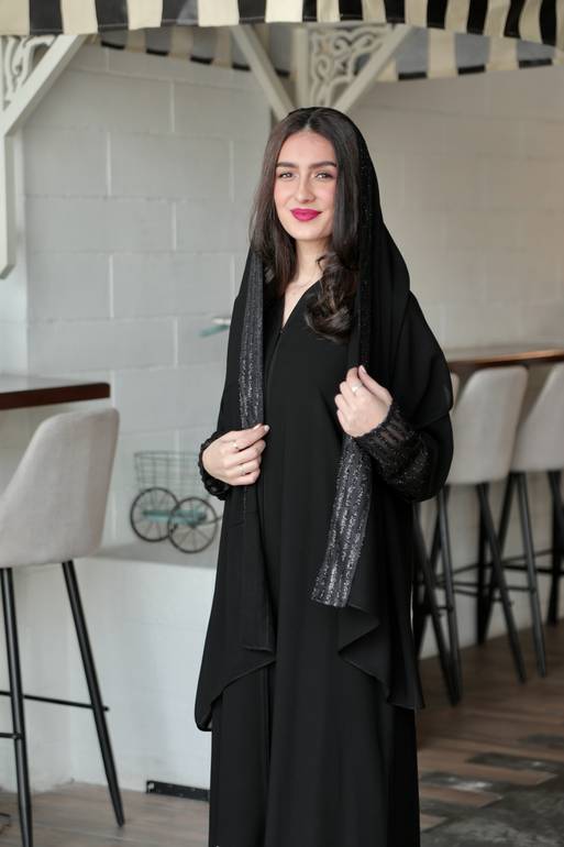 عباية بـ أكمام لمعة