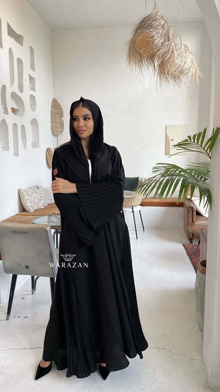 عباية رسمية للدوام بكسرات من الكم والجنب من قماش نيوكريب
