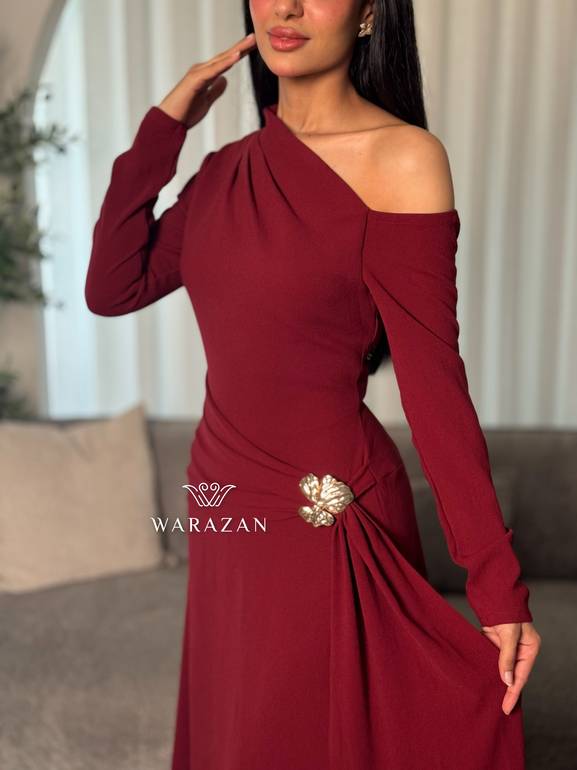 فستان بتصميم ناعم مزين بإبزيم ذهبي