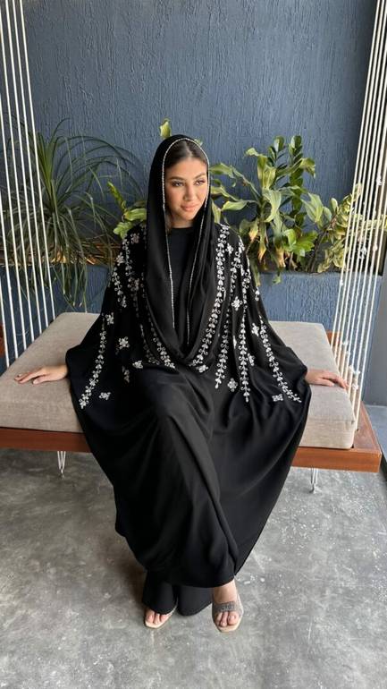 عباية قطري كريب ملكي مطرزة وفخمة للمناسبات