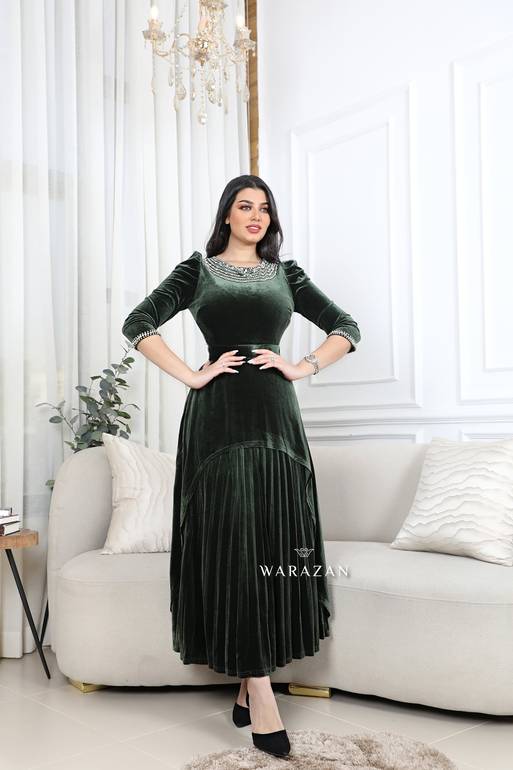 فستان مخمل بتطريز وكسرات
