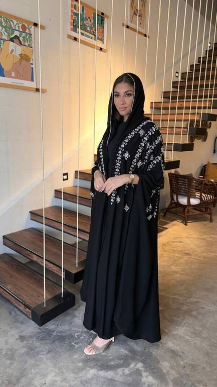عباية قطري كريب ملكي مطرزة وفخمة للمناسبات