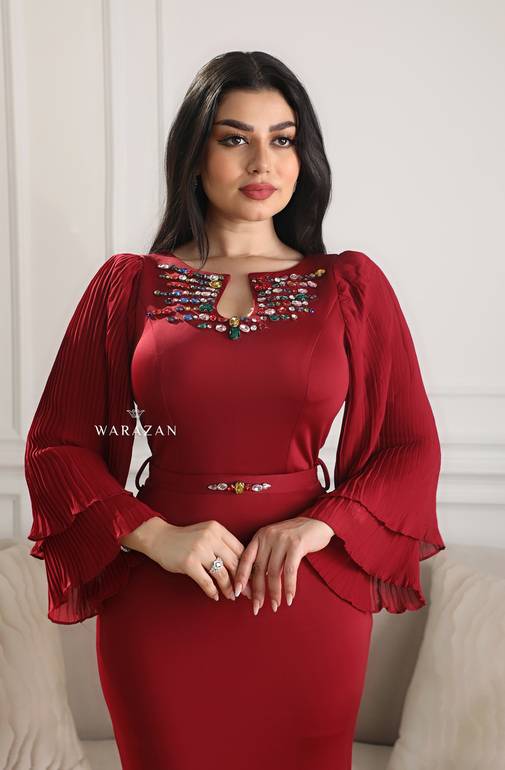 فستان سهرة طويل وناعم ماسك بقصة أكمام