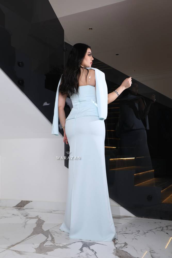  فستان سهرة ناعم مع شال 