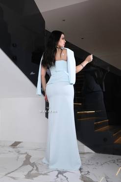  فستان سهرة ناعم مع شال 