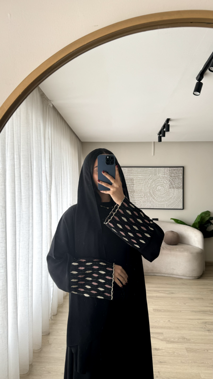 عباية سوداء للعيد بكم مشجر عملية ورسمية لأيام الدوام