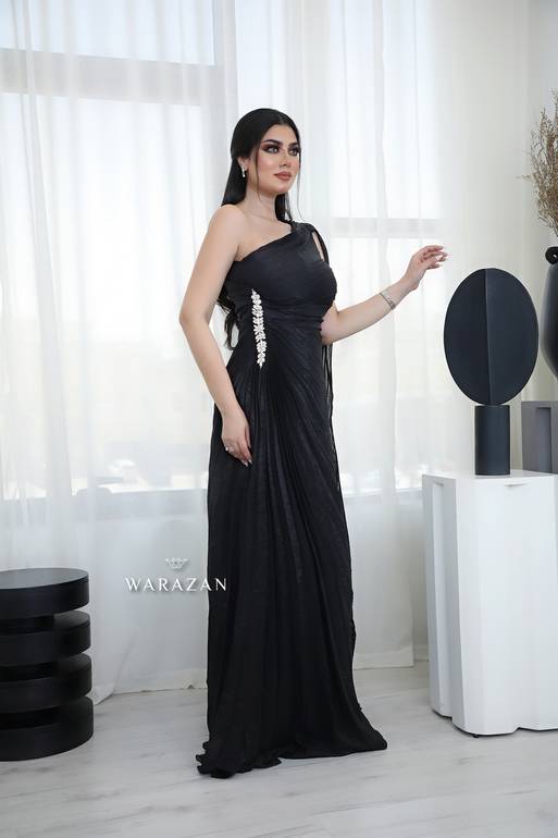 فستان سهرة ماسك بكسرات وخرز من الجنب