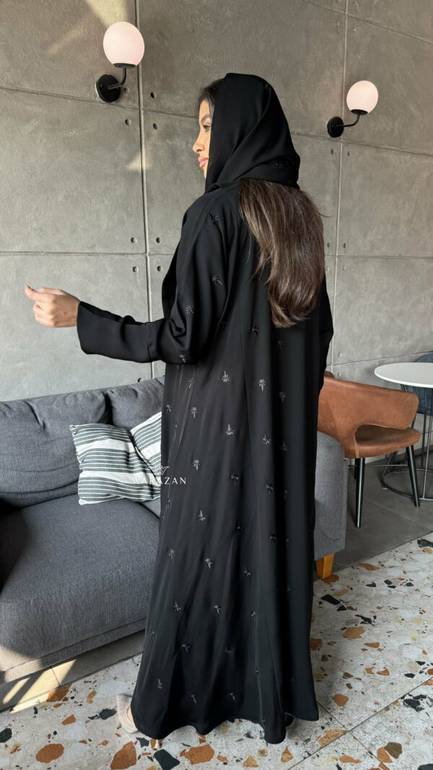 عباية ساتره بتطريز اسود و باكمام ازارير