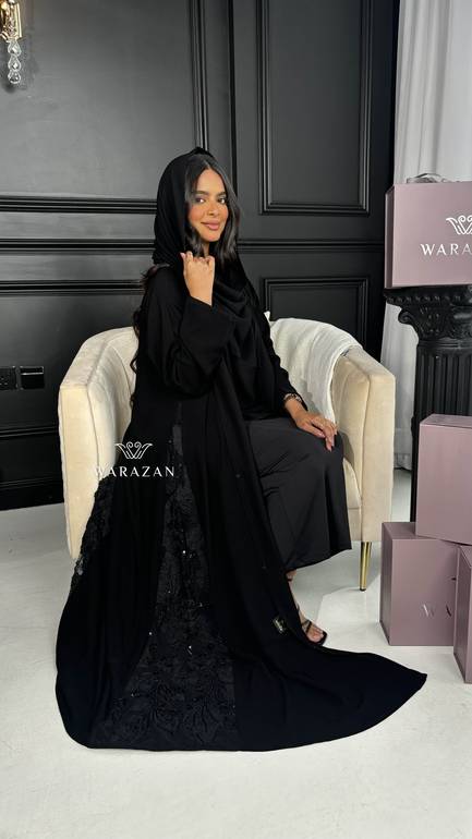 عباية انيقة بورود من الجنب 