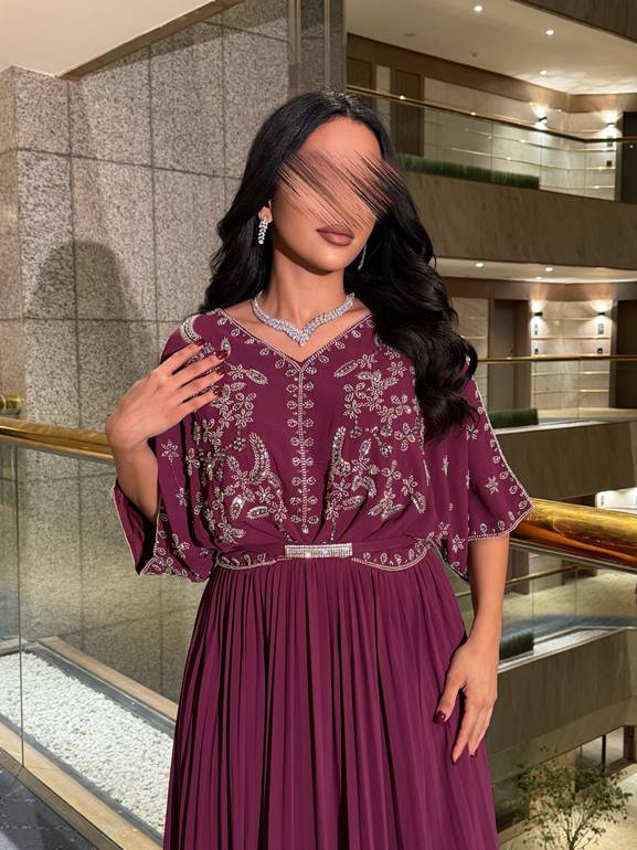فستان انيق بتطريز من الصدر و بحزام 
