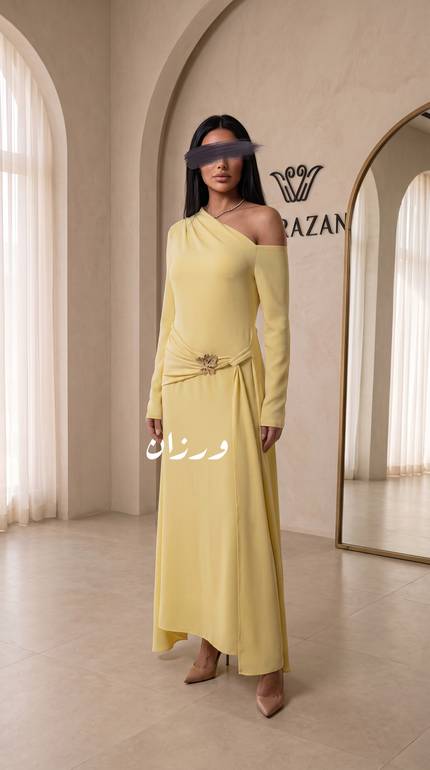 فستان بتصميم ناعم مزين بإبزيم ذهبي