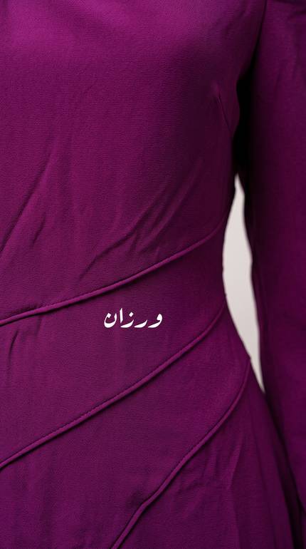 فستان ناعم بكسرات وقصة انسيابية