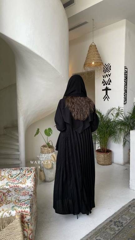 عباية عملية بكسرات من الخلف للخروجات الرسمية