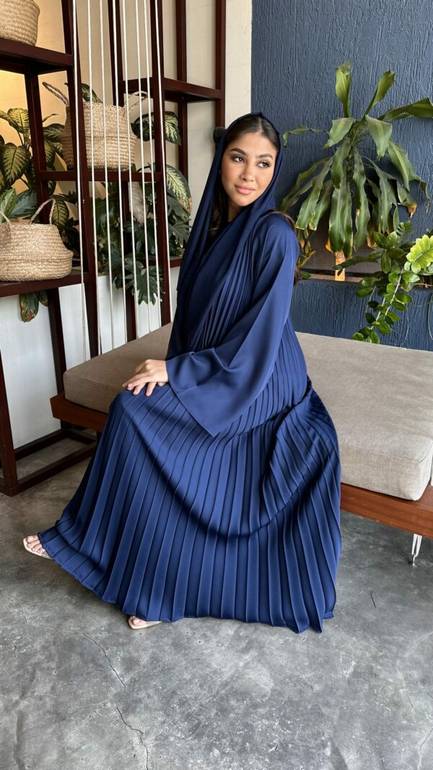 عباية ملونة بليسيه عصرية بأكمام واسعة مفتوحة من الأمام