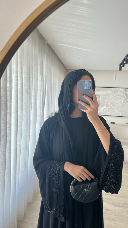 عباية راقية بتطريز شك من الاكمام