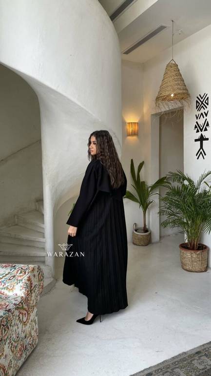 عباية عملية بكسرات من الخلف للخروجات الرسمية