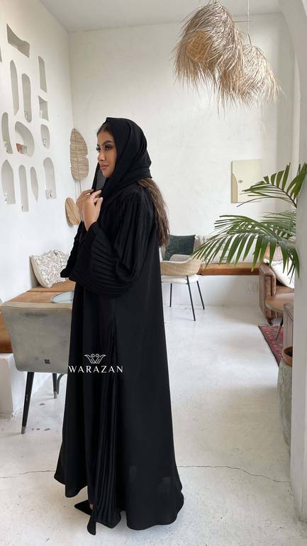 عباية رسمية للدوام بكسرات من الكم والجنب من قماش نيوكريب